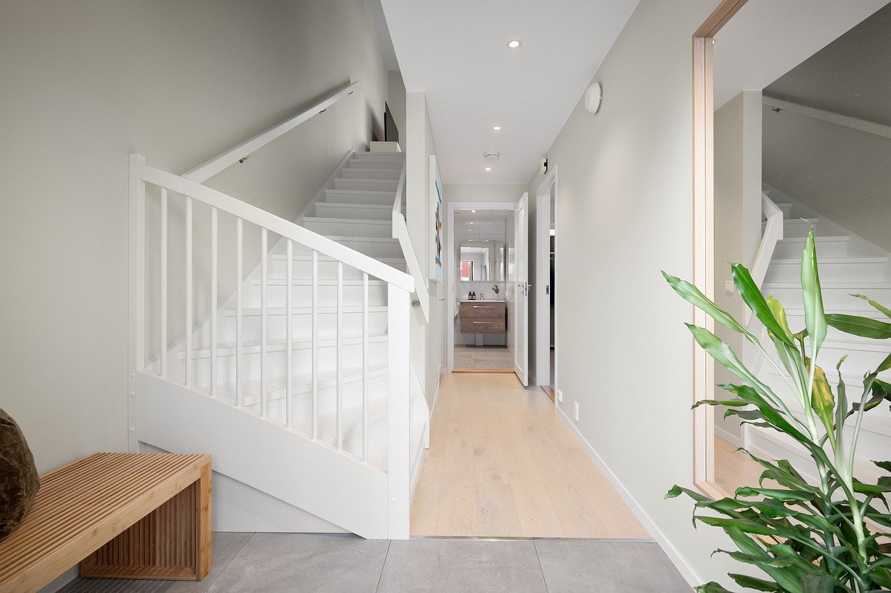 White kitchen cabinets, black countertops. Image by Pixabay