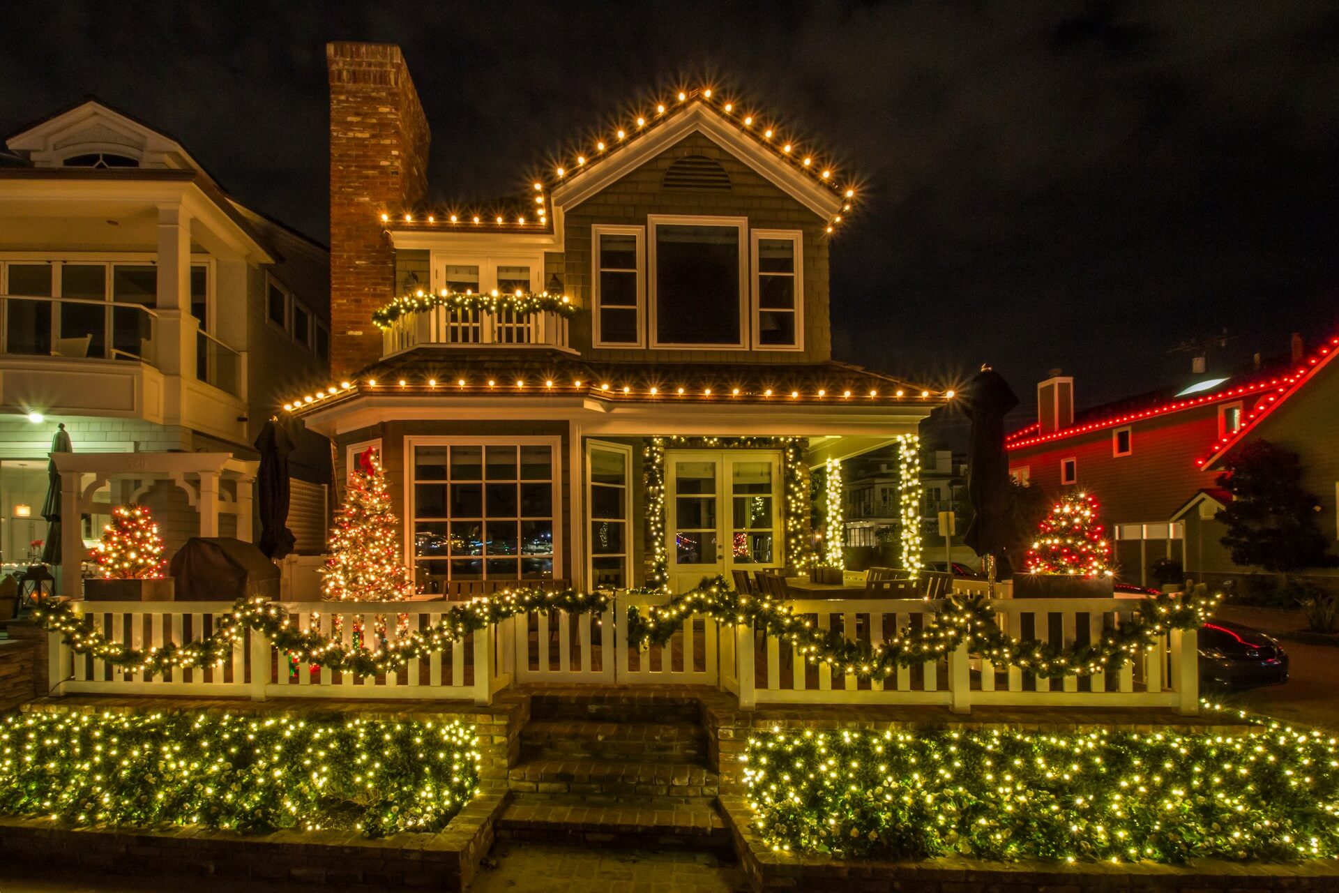 Christmas lighting on a house. Image by Unsplash