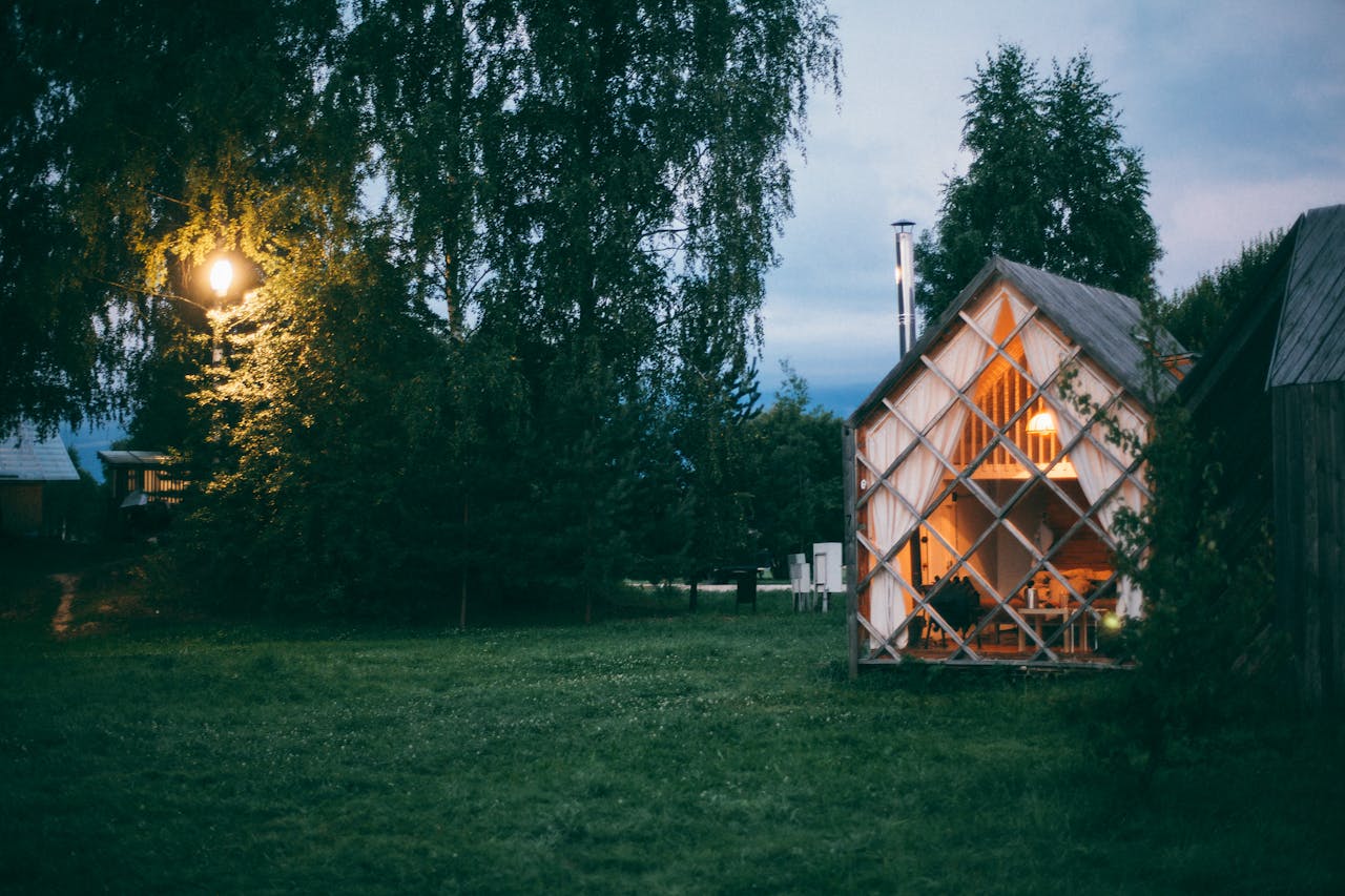 Small wooden house in a countryide. Image by Pexels