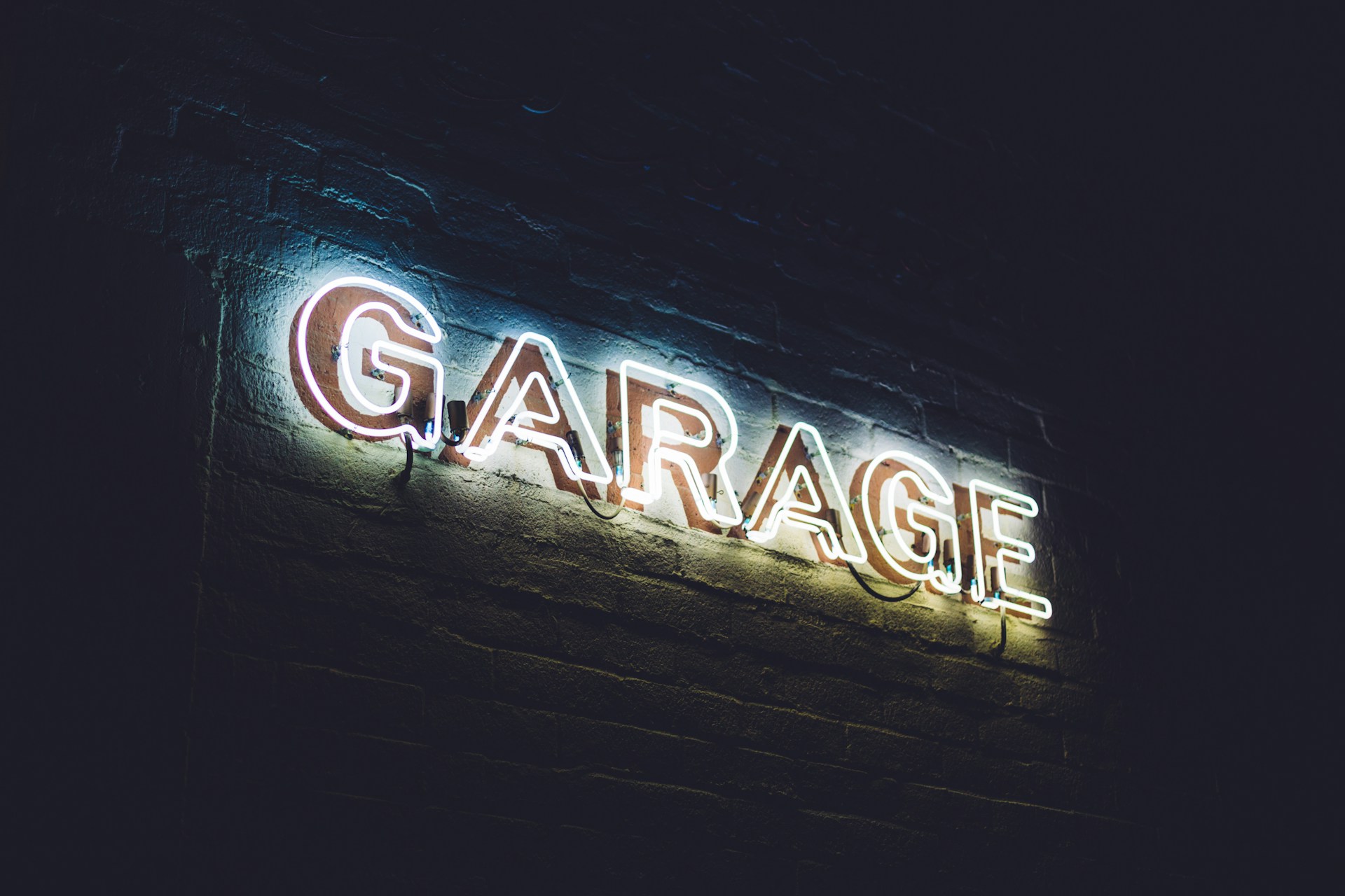 Garage neon sign. Image by Unsplash