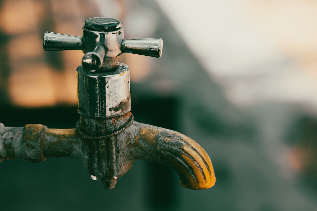 Rusty metal faucet. Image by Pexels