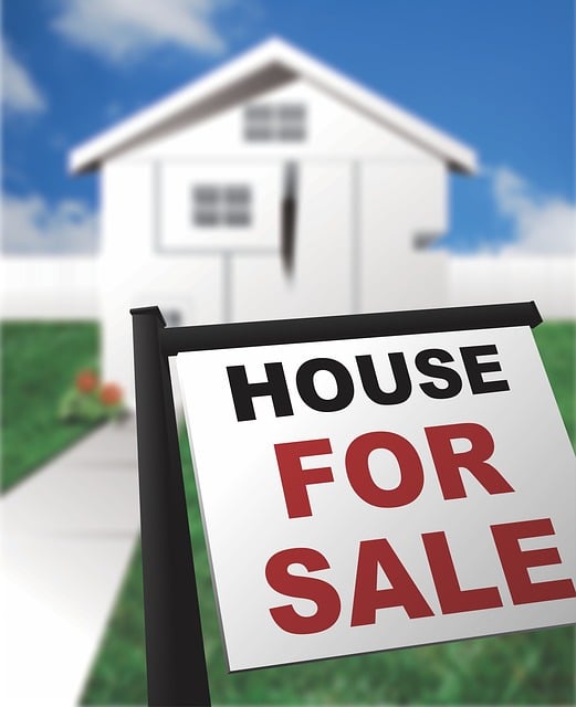 A for sale sign in front of a house. Image by Pixabay
