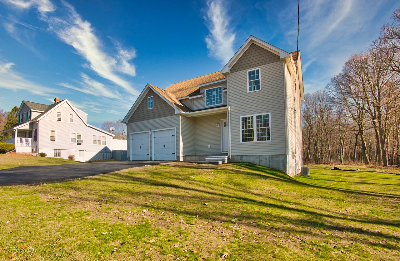 House with a two car garage. Image by Pixabay