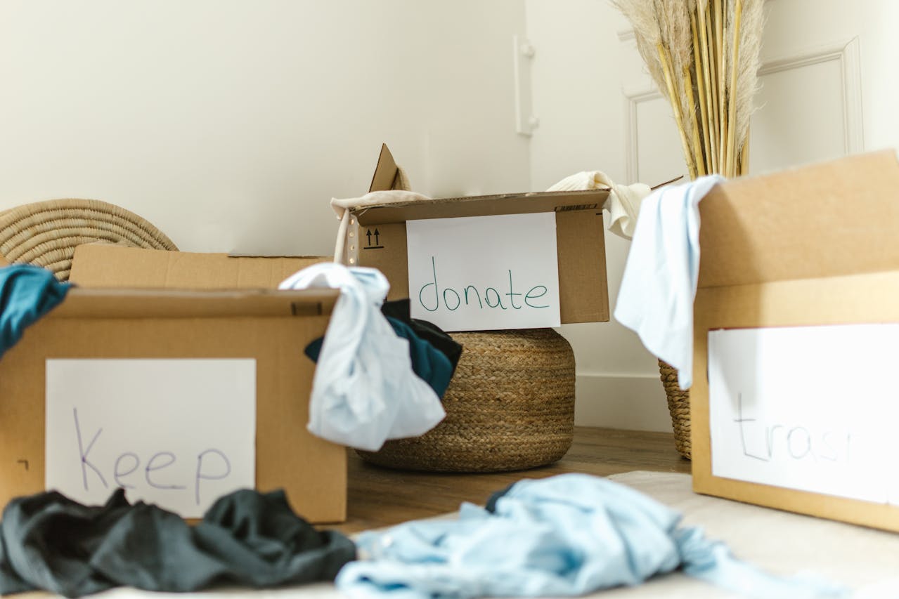 Boxes that says donate, keep and trash. Image by Pexels